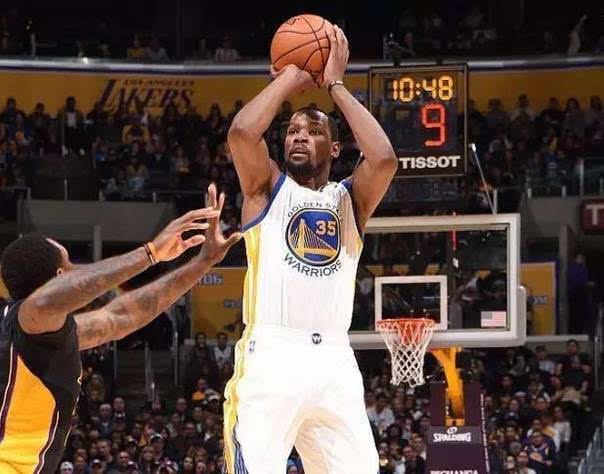 并在防守端 并在防守端